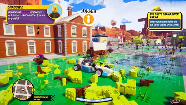Bir ekran görüntüsü, bir Lego şehrinde yarış arabası kullanan bir robot kovboyu gösteriyor. 